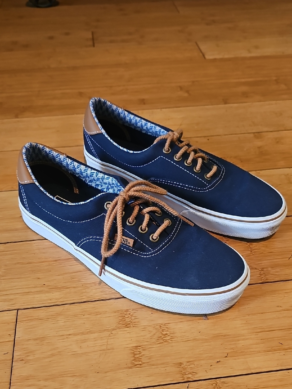 Vans off the wall lace up sneakers mens size 10 Model 721356 Navy Brown